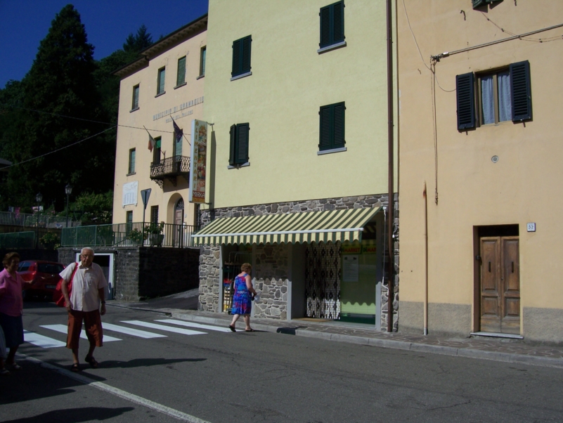  Image name: AlimentariMirka03.jpg 
 width: 801 pixel 
 height: 602 pixel 
 Size: 361377 bytes 
 Click to enlarge 